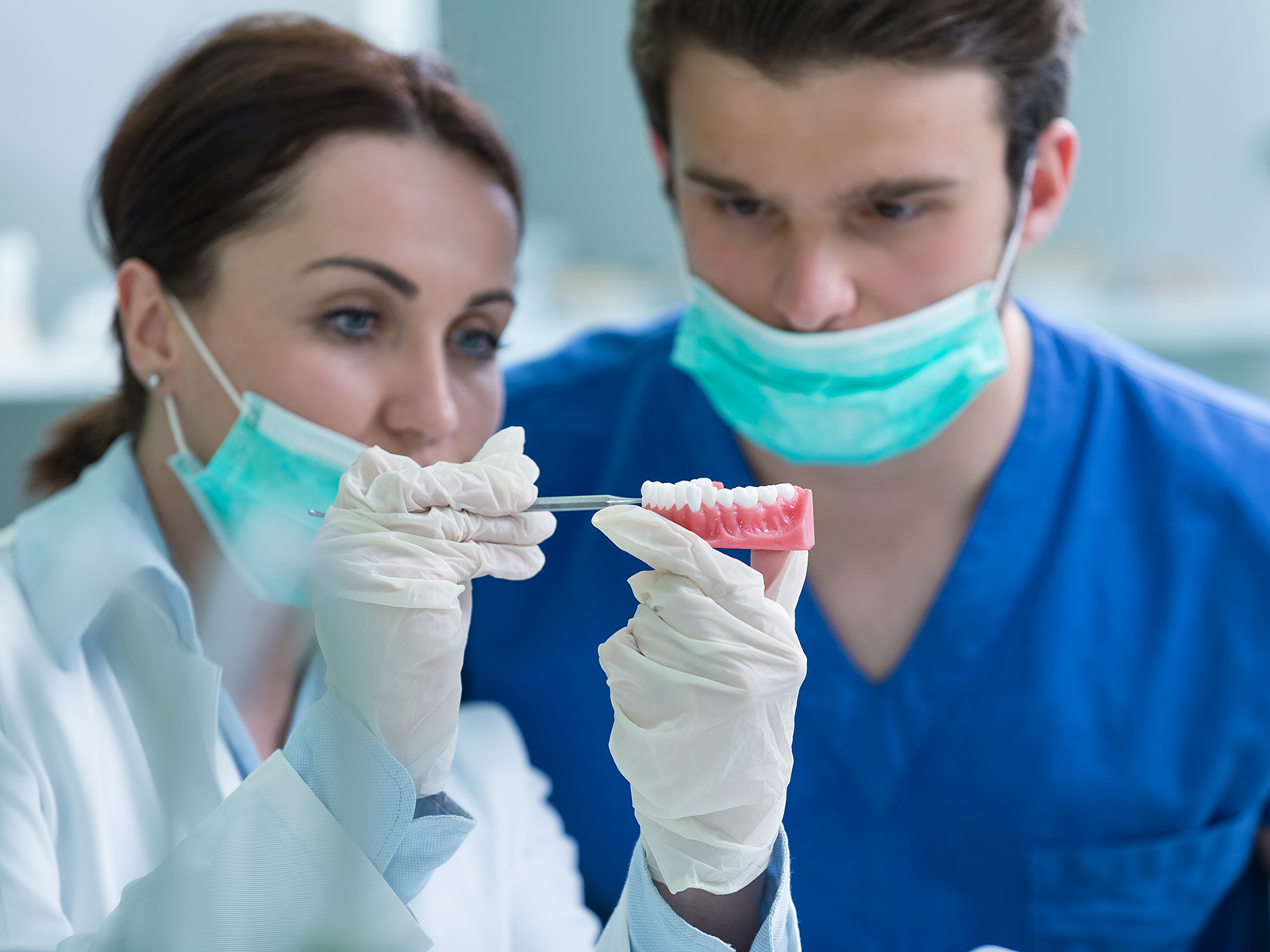 Should dentures push your lips out?